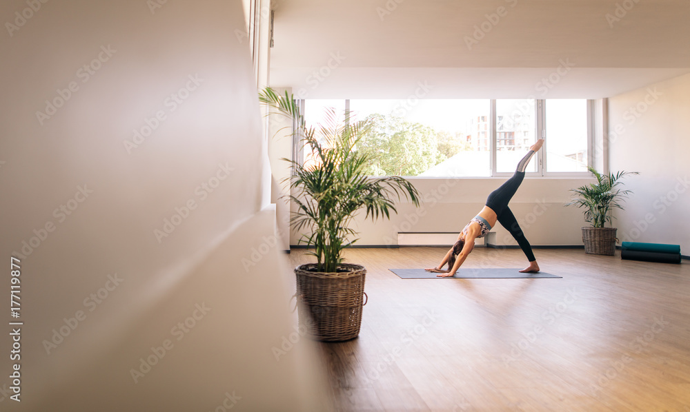 健身女性在室内练习瑜伽