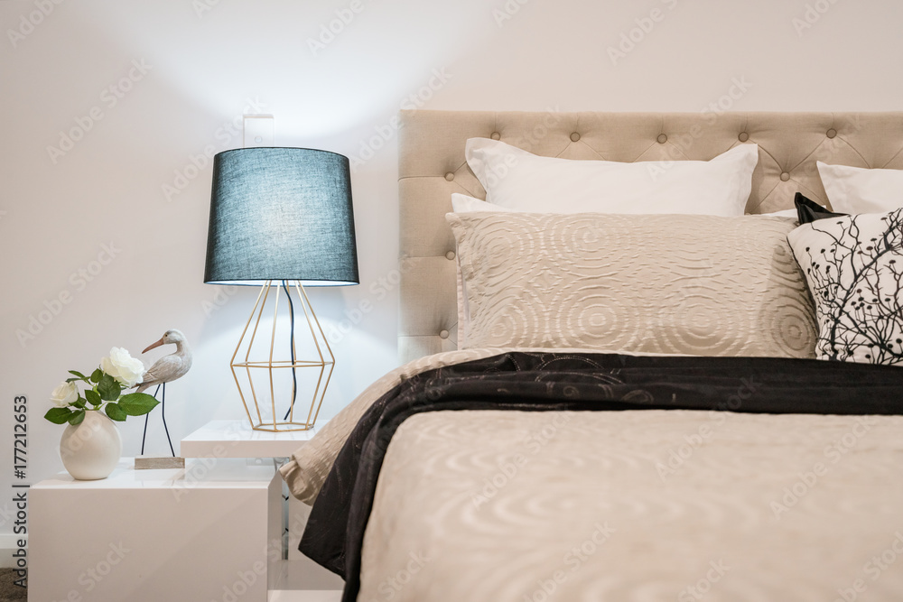 带卧室的现代家居内部，包括带灯的床头柜。