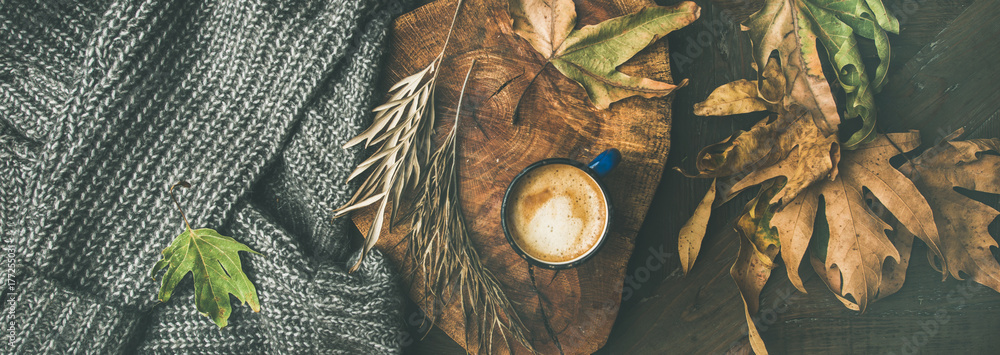秋季或秋季早晨咖啡概念。平躺针织羊毛灰色毛衣，木托盘，马克杯