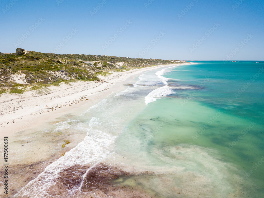 西澳大利亚珀斯北部明达里的沙子和海洋航拍照片。