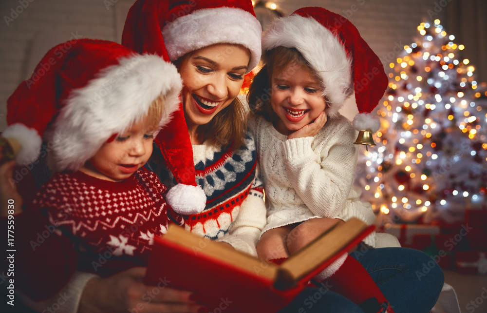 圣诞节时，家里的母亲和孩子们在家里的壁炉旁看书。