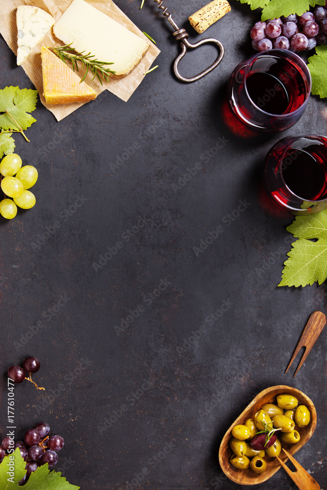 葡萄酒开胃菜套装：法国奶酪精选，乡村背景的葡萄和核桃