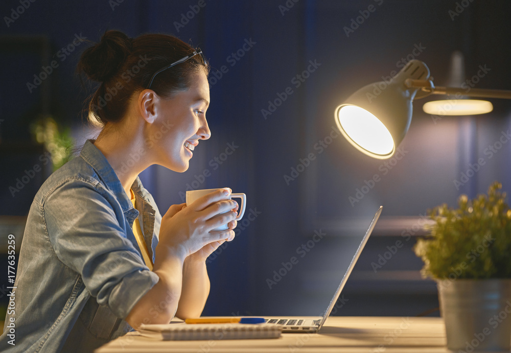 在笔记本电脑上工作的女人