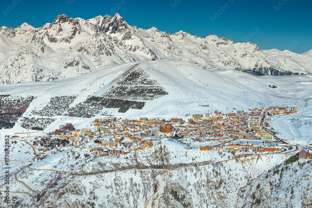 欧洲法国阿尔卑斯山著名的山地滑雪胜地