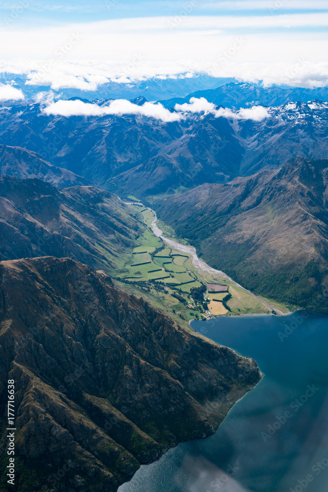 山脉和湖泊景观鸟瞰图
