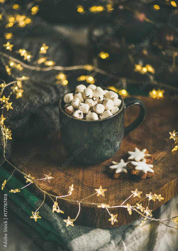 圣诞或新年冬季热巧克力配棉花糖，装在木板上的深色马克杯里