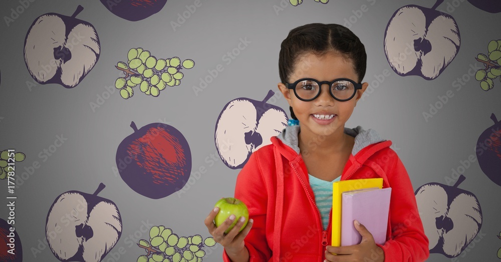 灰色背景下的女孩，带着苹果、书和眼镜
