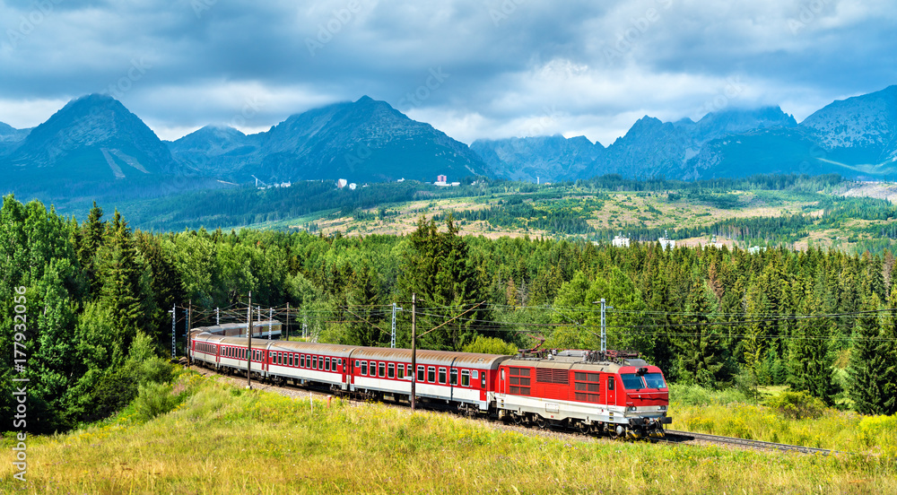 斯洛伐克塔特拉山脉的客运列车