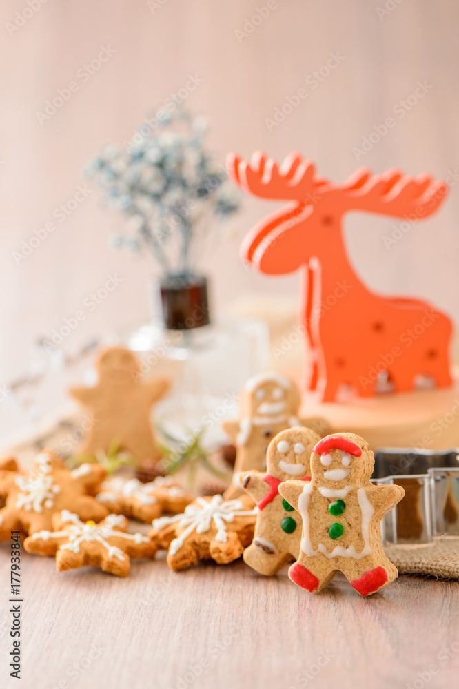 圣诞食品。姜饼人和姜饼明星饼干与麋鹿共度圣诞节。圣诞节