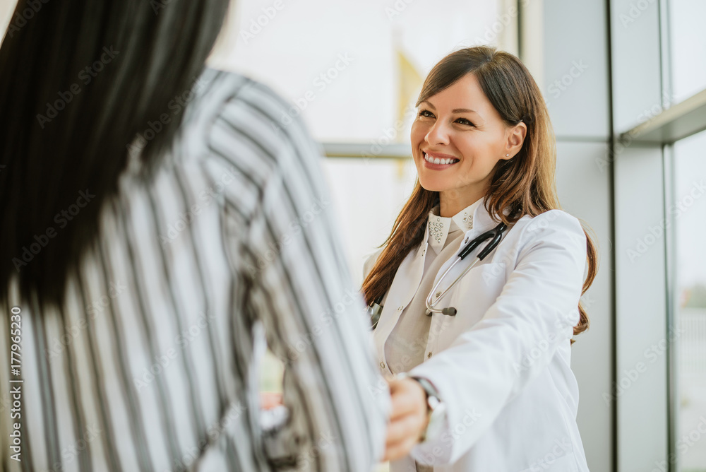 女医生为鼓励女患者而交谈和抚摸。