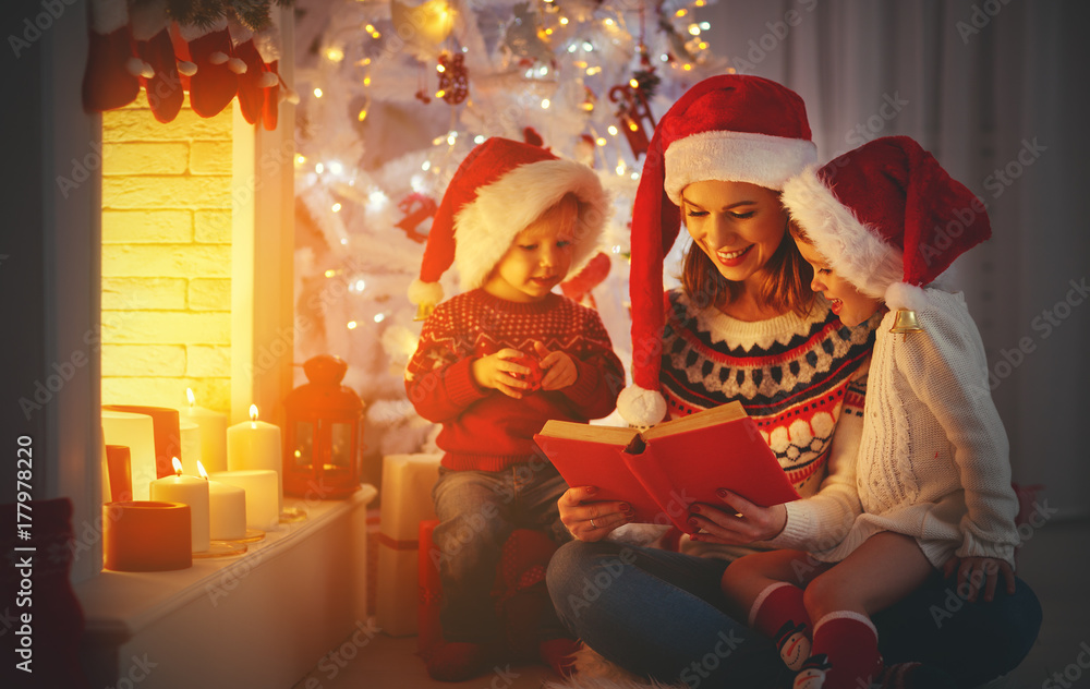 圣诞节时，家里的母亲和孩子们在家里的壁炉旁看书。