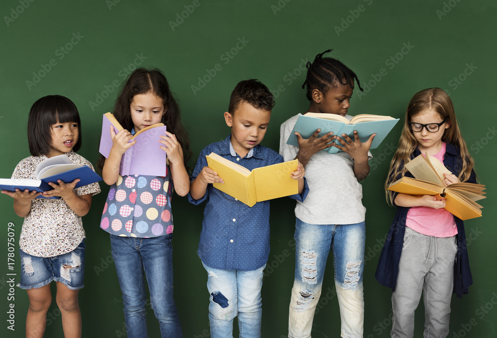 一群孩子在课堂上读书