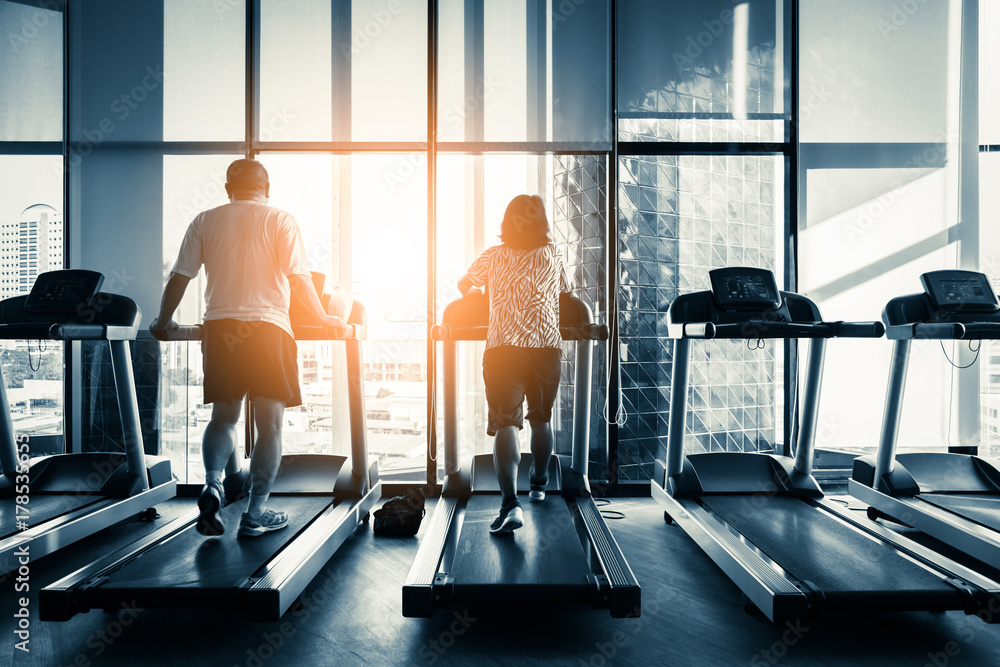 健康的城市生活方式男人和女人在健身房的跑步机上跑步。运动与健康在健身c中