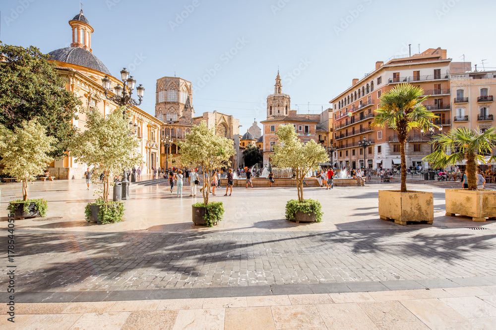 西班牙阳光明媚的日子里，瓦伦西亚市中心的维根广场和大教堂的景色