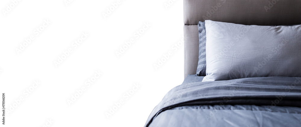 美容室的女仆，带着干净的白色枕头和床单。特写。阳光下的镜头