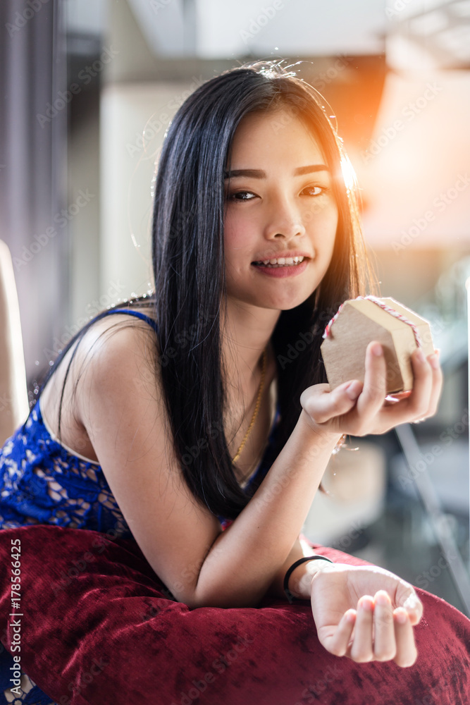 年轻美丽的亚洲女性，背景模糊，姿势放松