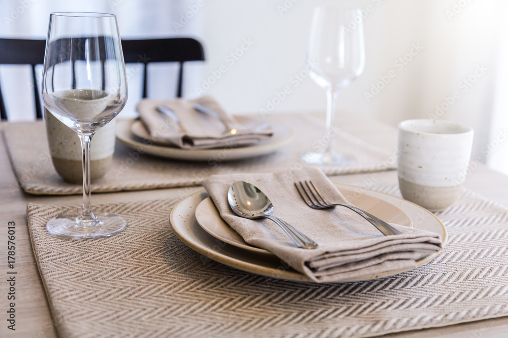 餐具和勺子放在干净的白色餐巾上