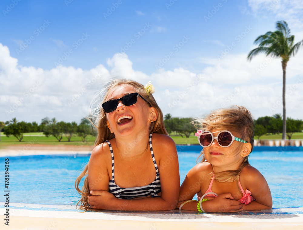快乐女孩在户外游泳池晒日光浴