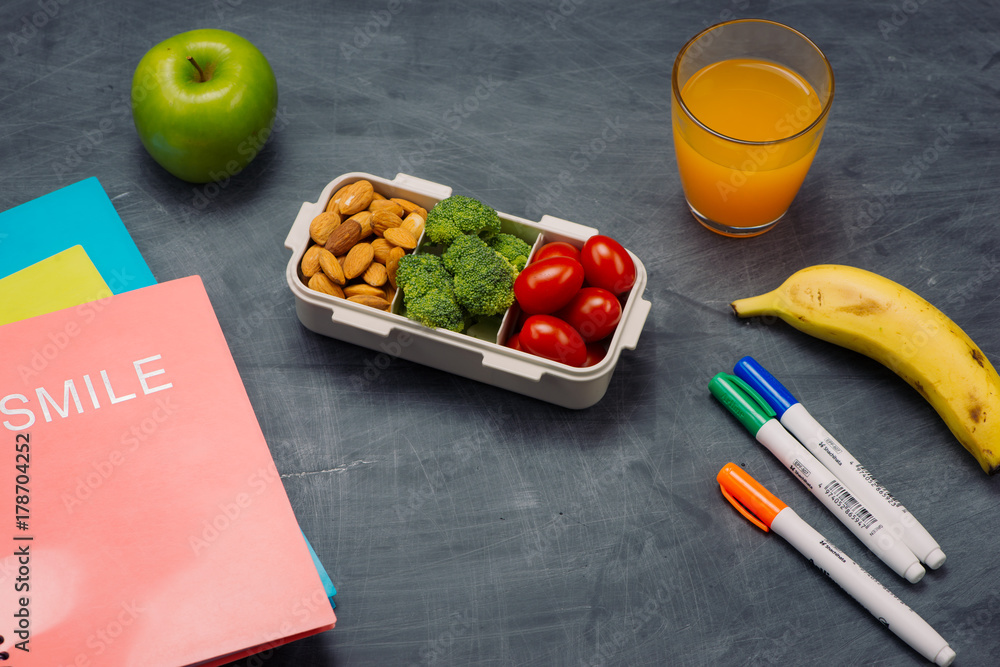 木桌上的健康学校午餐蔬菜午餐盒