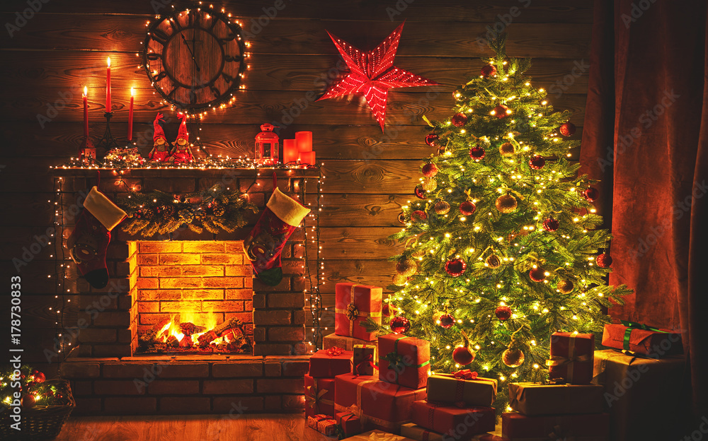 室内圣诞。魔法发光的树，黑暗中的壁炉礼物
