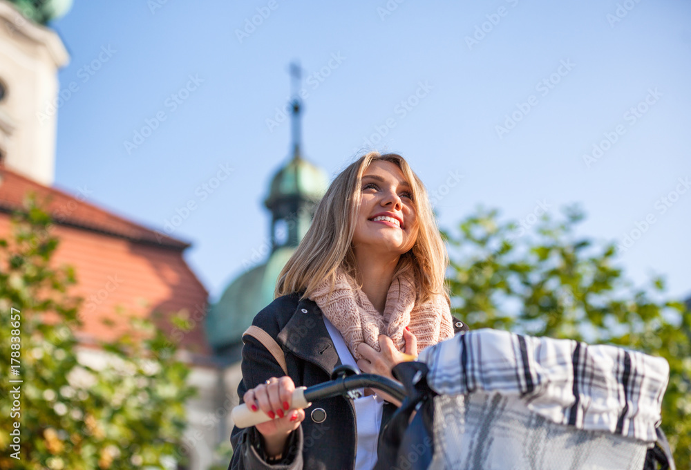 城市秋日骑老式自行车的女孩画像
