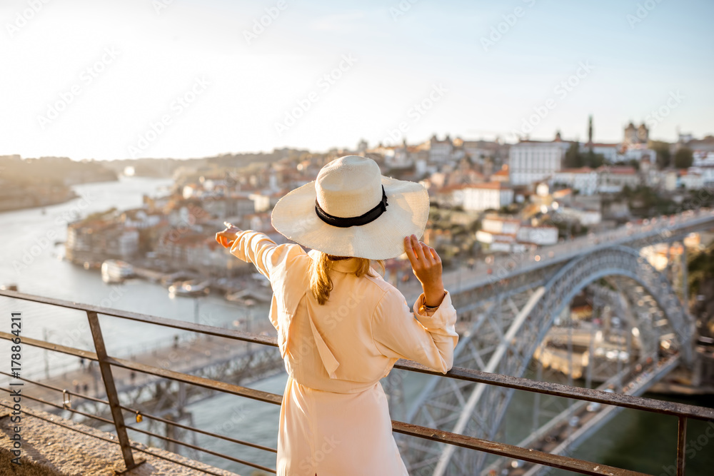 年轻的女游客在日落时分欣赏美丽的空中城市景观和著名的桥梁