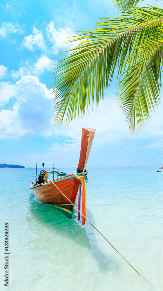 泰国普吉岛白色海滩上的童话船。普吉岛是一个著名的热门目的地。