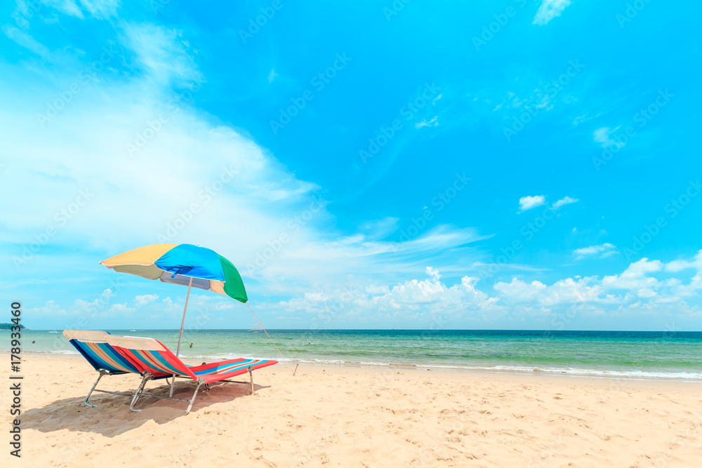 泰国普吉岛卡戎海滩。带沙滩伞的白色沙滩。夏天，旅行，度假