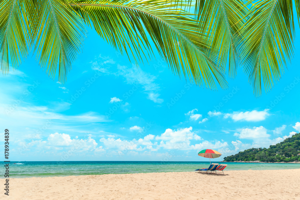泰国普吉岛的卡戎海滩。带沙滩伞的白色沙滩。夏天，旅行，度假