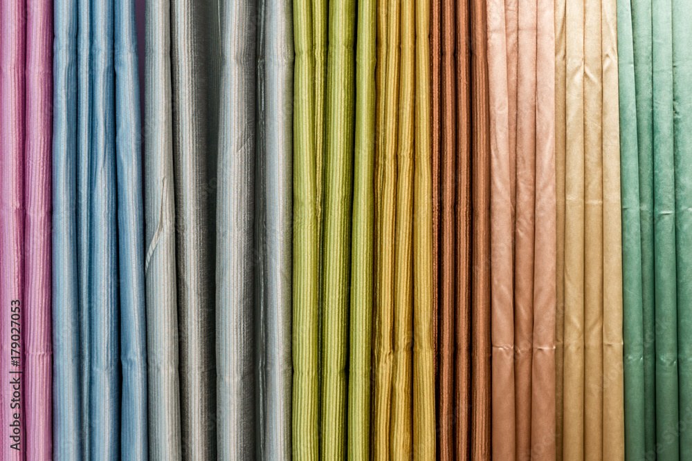 零售店展示栏上的衣架上挂着五颜六色的窗帘样品