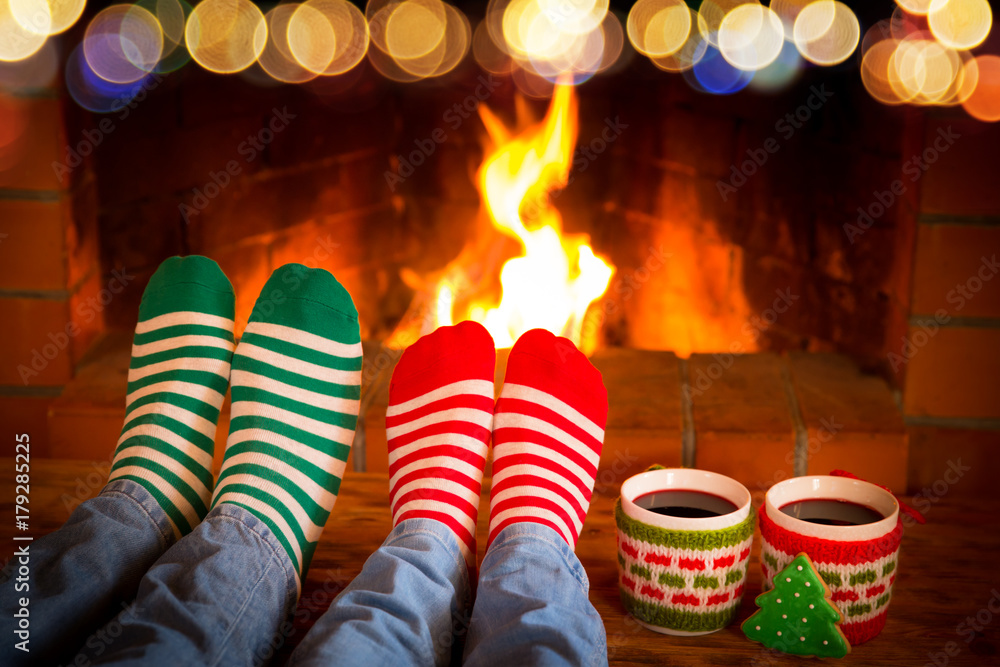 壁炉附近一对穿着圣诞袜的情侣