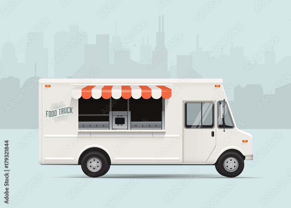 背景为城市景观的侧视食品车。高细节矢量插图。食品