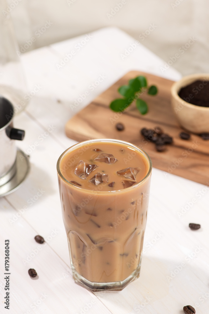 木底冰咖啡配新鲜咖啡，天然木底牛奶和冰咖啡