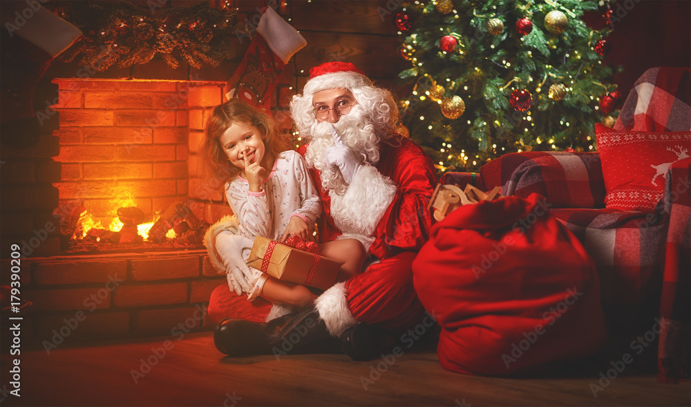圣诞快乐！圣诞老人和童女晚上在圣诞树旁。