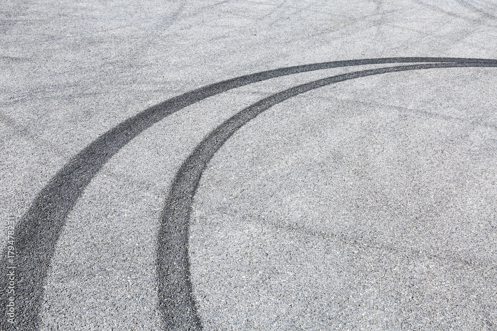 抽象背景黑色轮胎在沥青路面打滑，赛道中的高角度拍摄视图