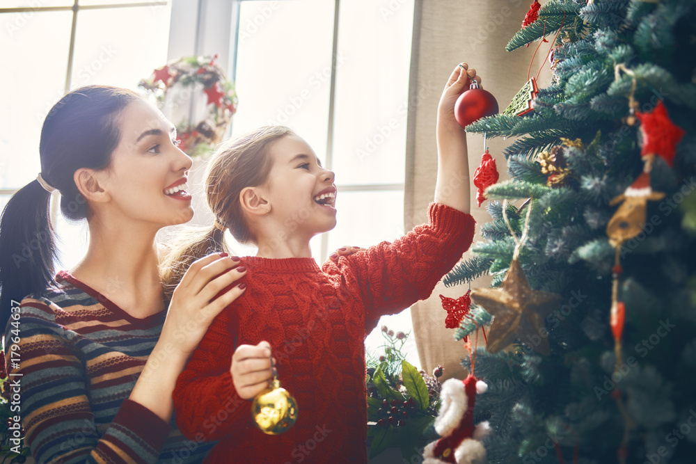 妈妈和女儿装饰圣诞树