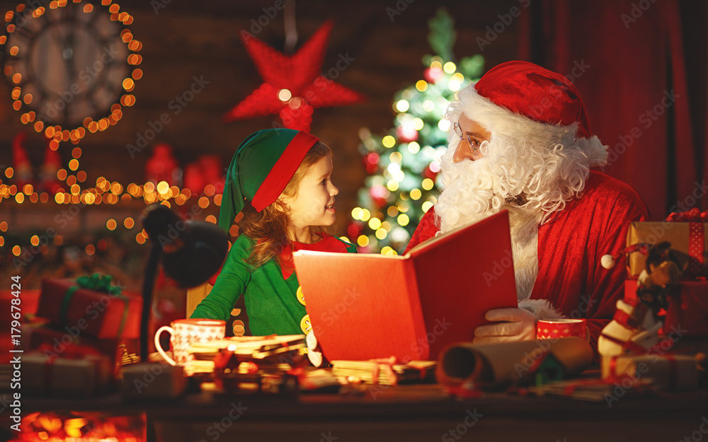 圣诞老人在圣诞树旁给小精灵读书