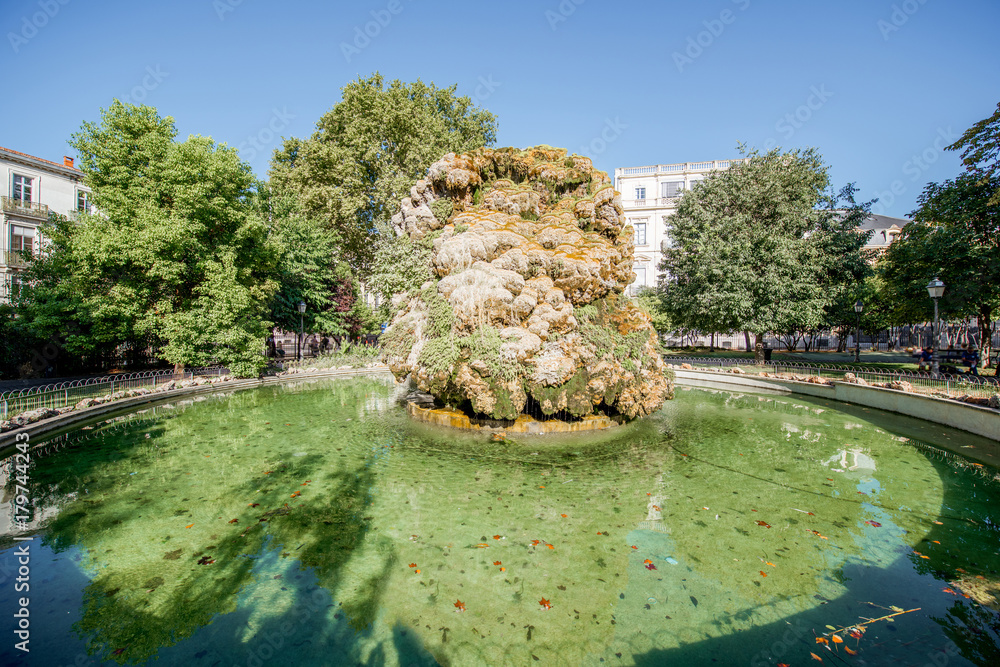 法国南部蒙彼利埃市戴高乐广场公园带喷泉景观
