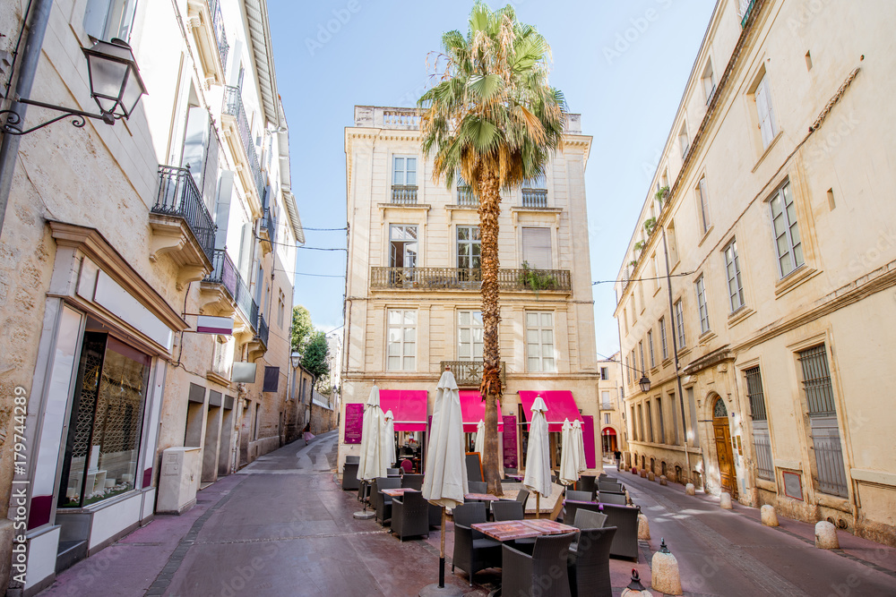法国欧西塔尼地区蒙彼利埃市带咖啡馆露台的老城区街景