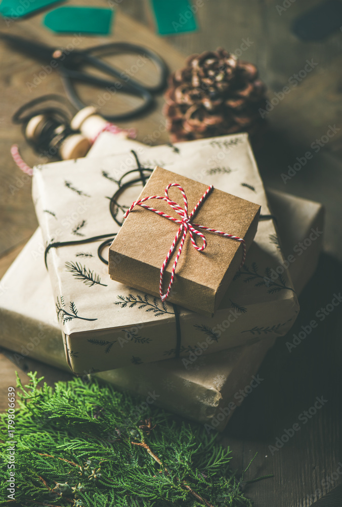 为圣诞节或新年假期做准备。礼品盒、绳子、毛皮树枝、剪刀盖在乡村的wo上