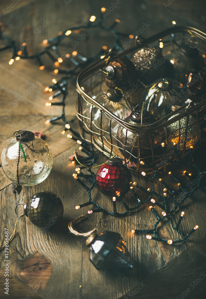 圣诞或新年背景。圣诞树玩具装饰复古盒子和灯中的玻璃球