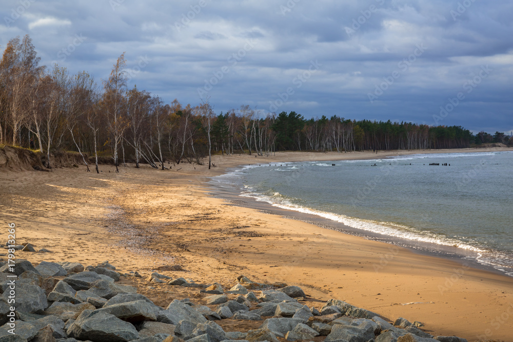 波兰波涛汹涌的波罗的海海滩