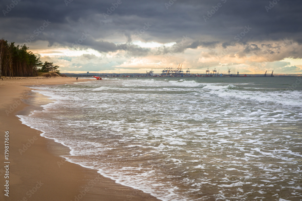 波兰暴风雨天气下的波罗的海海滩