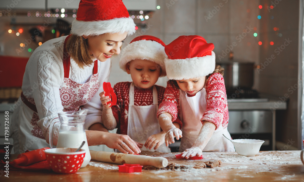 快乐家庭母亲和孩子为圣诞节烤饼干