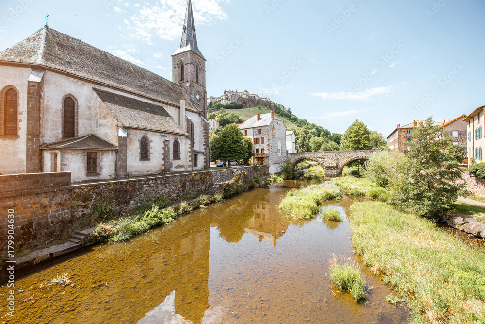 法国奥弗涅地区圣弗洛尔村河畔古老大教堂的美景