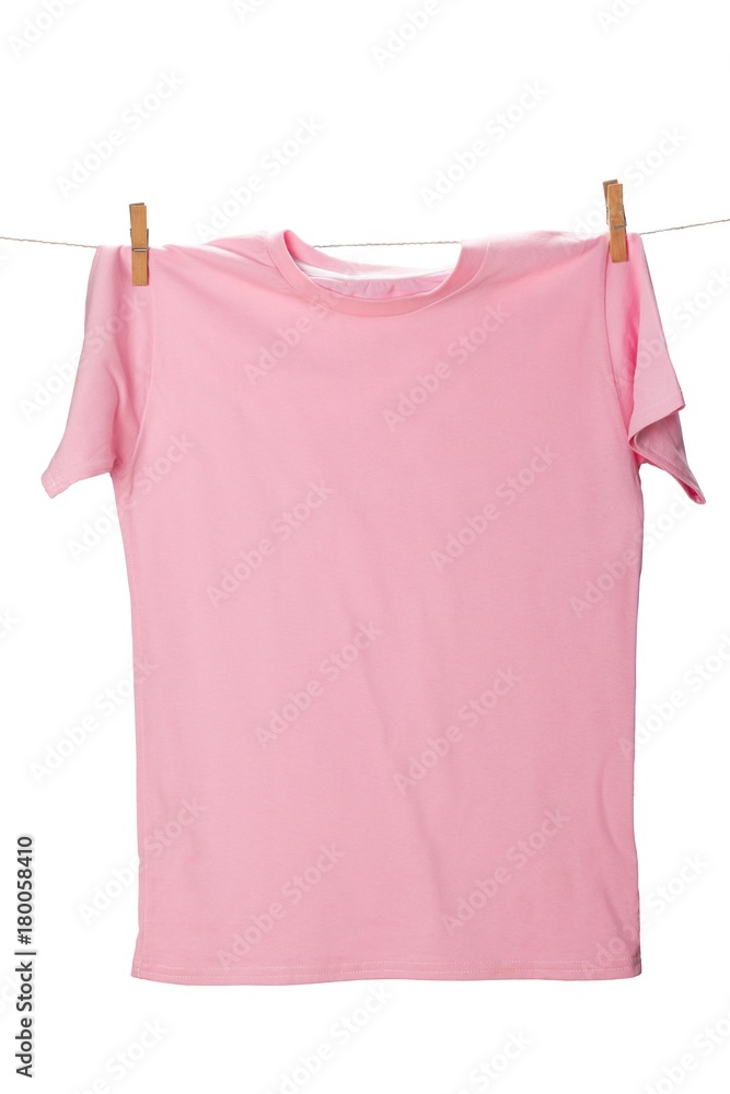 服装线上的粉色T恤