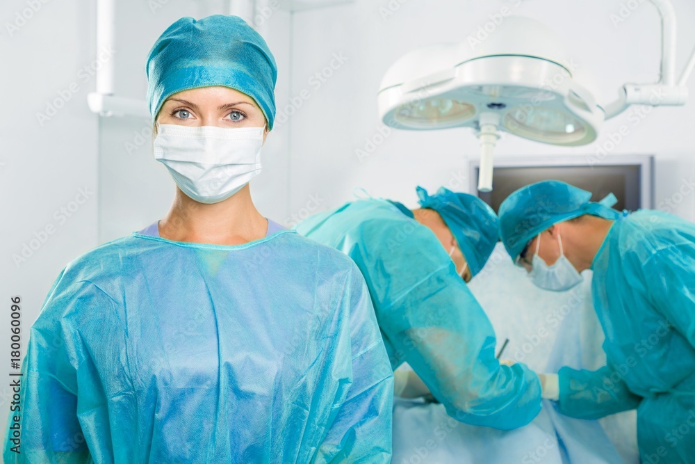 护士/医生站在手术室的特写