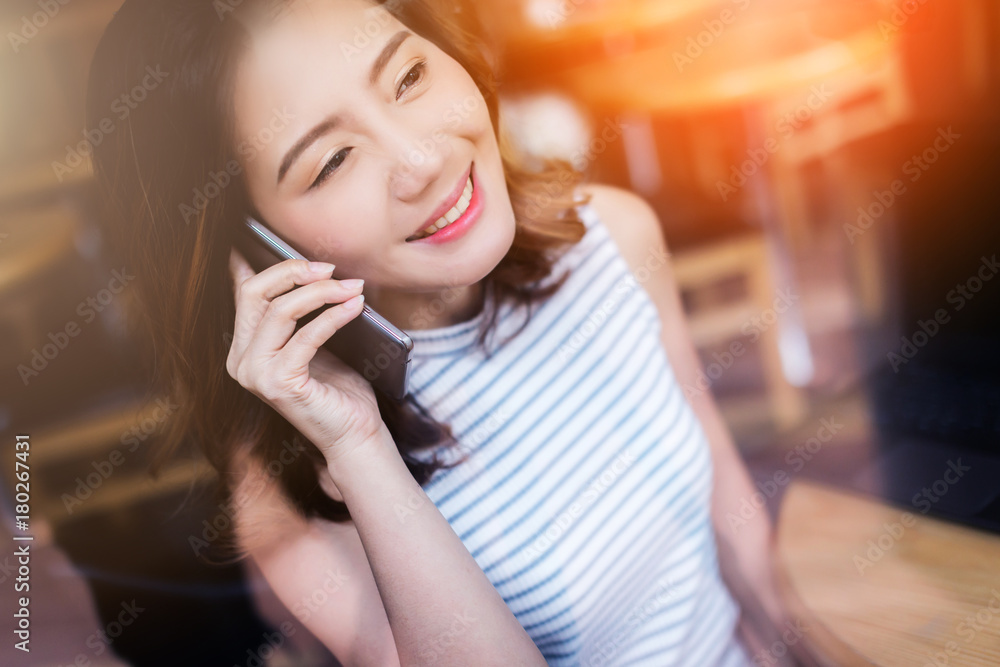 美丽幸福亚洲女孩用智能手机说话商业沟通理念