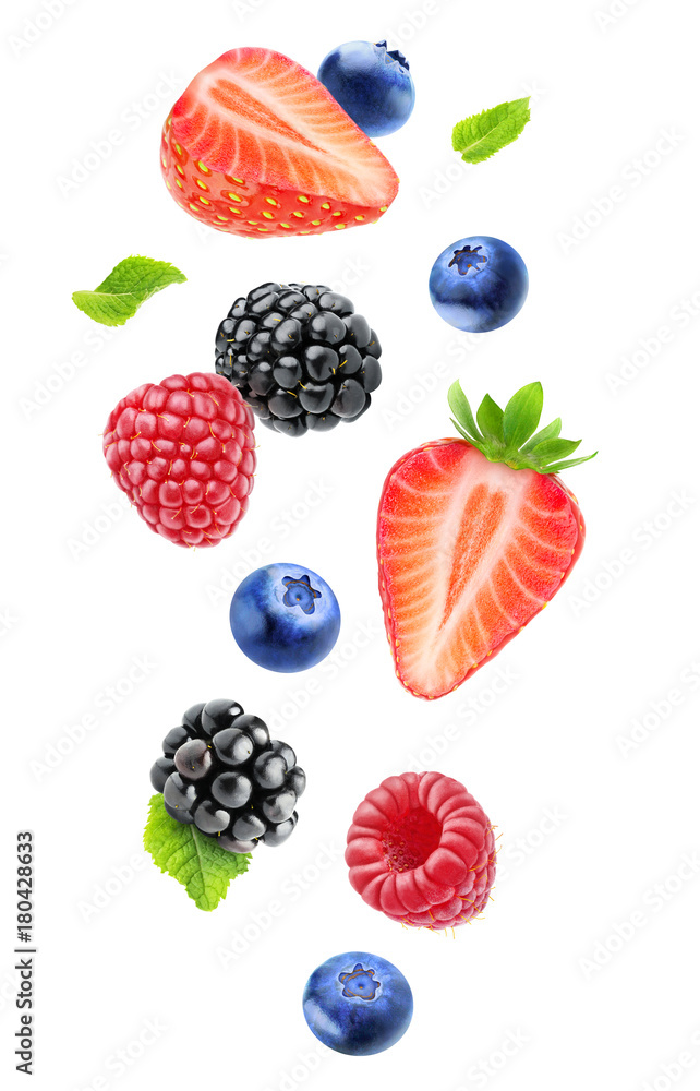空气中孤立的新鲜浆果。掉落的黑莓、覆盆子、蓝莓、草莓果实和m
