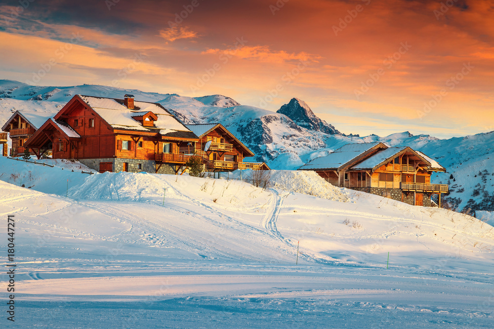 欧洲法国阿尔卑斯山壮丽的日落和滑雪胜地